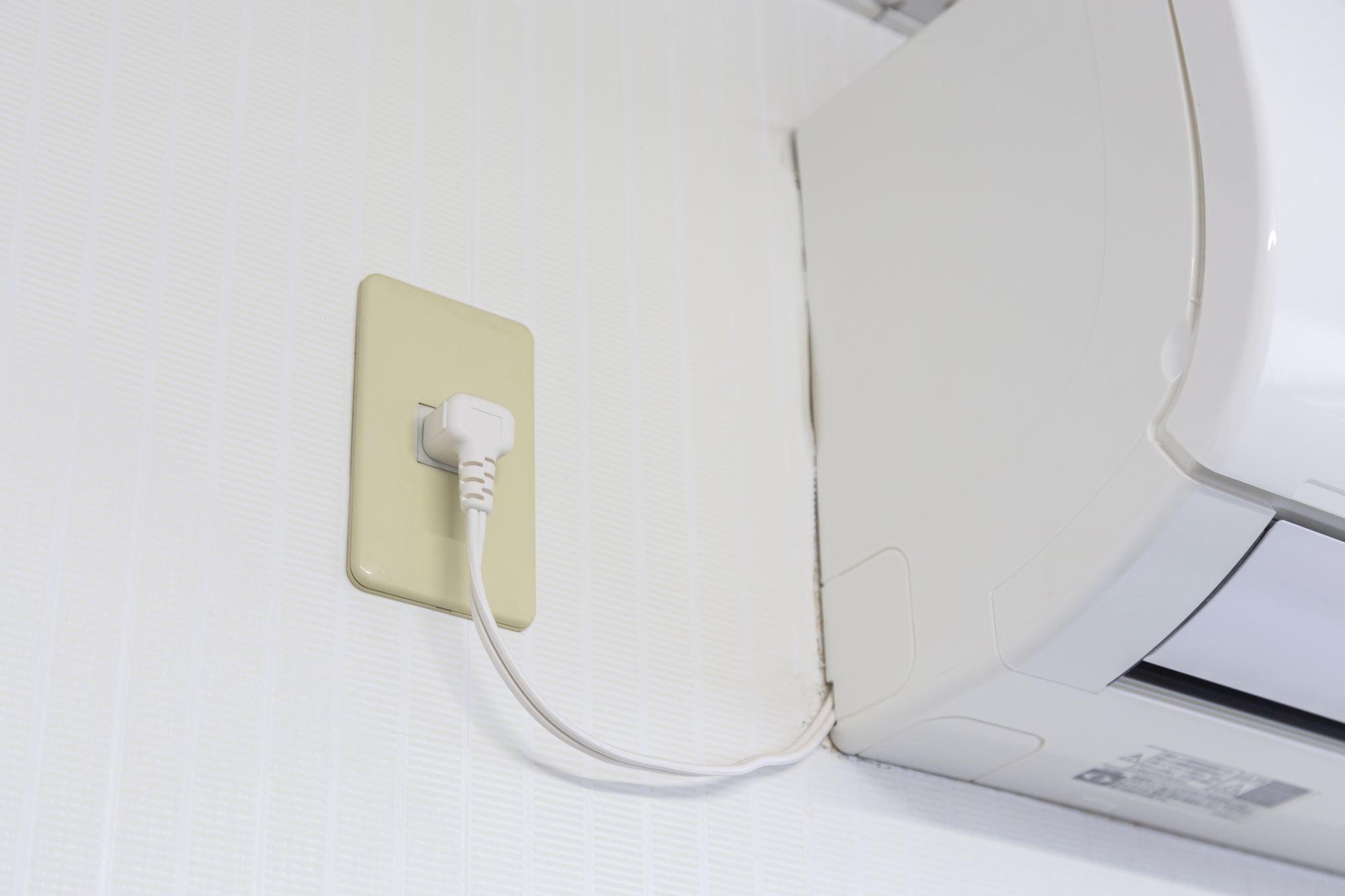エアコンの電源プラグを抜く