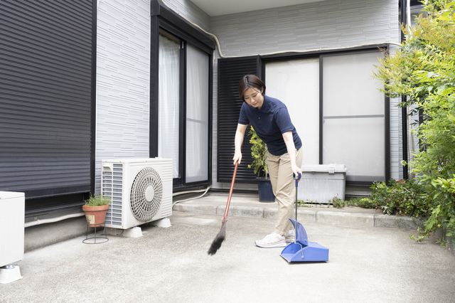 室外機の周りのゴミを取り除く