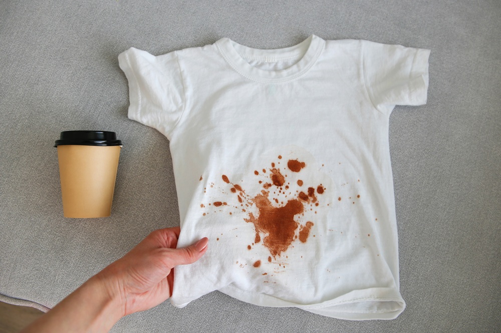 The child spilled coffee on his clothes. The concept of a stain